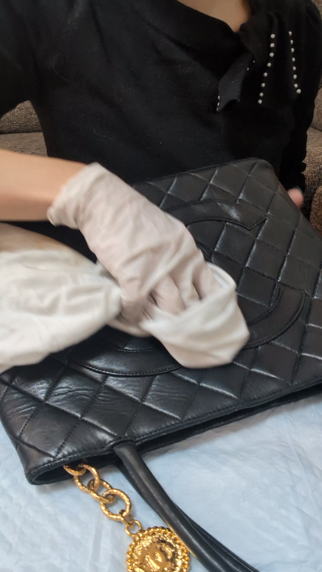 白手袋でレザーを磨く